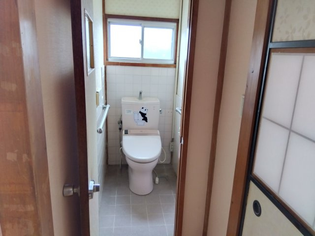 レアールマンションアキタ3　田方郡函南町畑毛のトイレ|トイレには窓があり明るい室内です。
