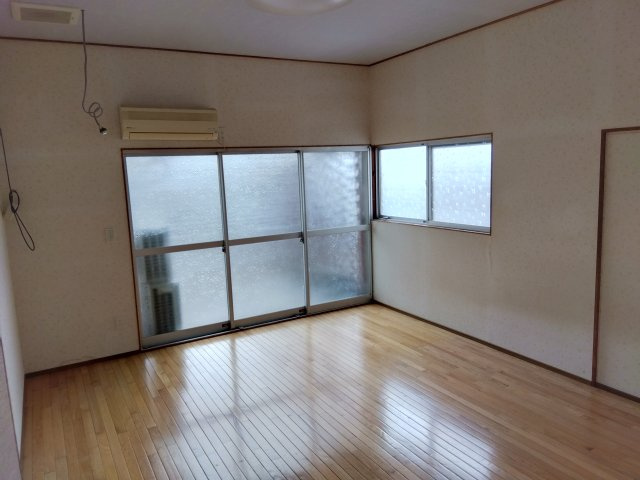 レアールマンションアキタ3　田方郡函南町畑毛の洋室|二面採光なので日差しがたっぷり入ります。また風通しが良く解放感もあります。
