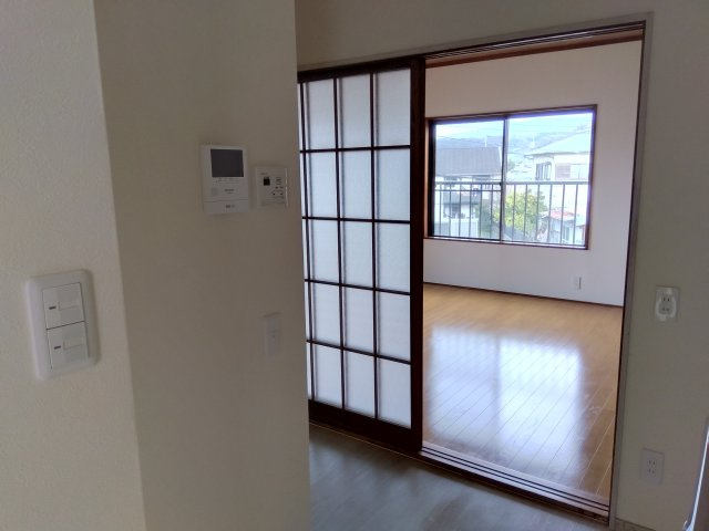 レアールマンションアキタ3　田方郡函南町畑毛の洋室|大きい窓から入るたっぷりの日差しが嬉しいですね。
