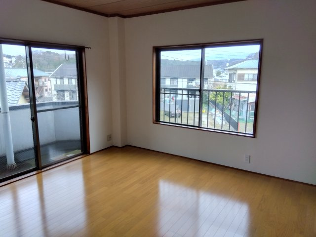 レアールマンションアキタ3　田方郡函南町畑毛の洋室|二面採光なので日差しがたっぷり入ります。また風通しが良く解放感もあります。
