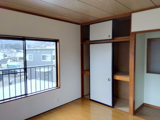 レアールマンションアキタ3　田方郡函南町畑毛の洋室|大きな窓があるので部屋にやわらかな陽光が注ぎます。
