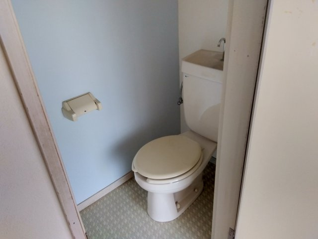 レアールマンションアキタ3　田方郡函南町畑毛のトイレ|壁紙が白なので空間が広く感じます。
