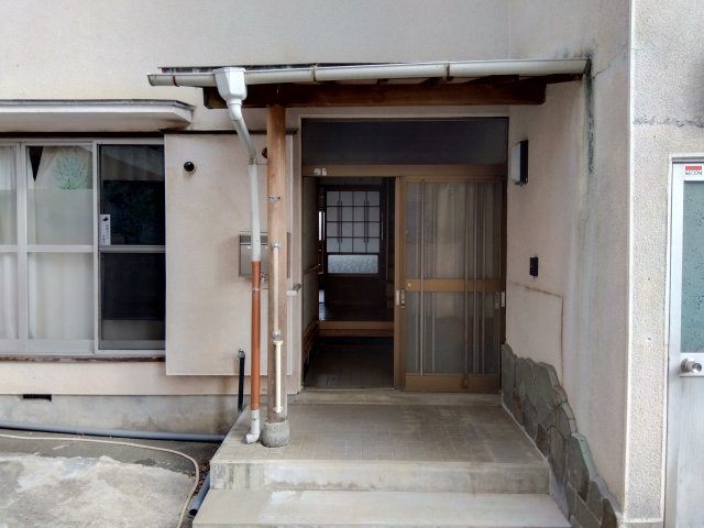 レアールマンションアキタ3　田方郡函南町畑毛の玄関|近くに大仙山を望む緑豊かなのどかな場所にあります。