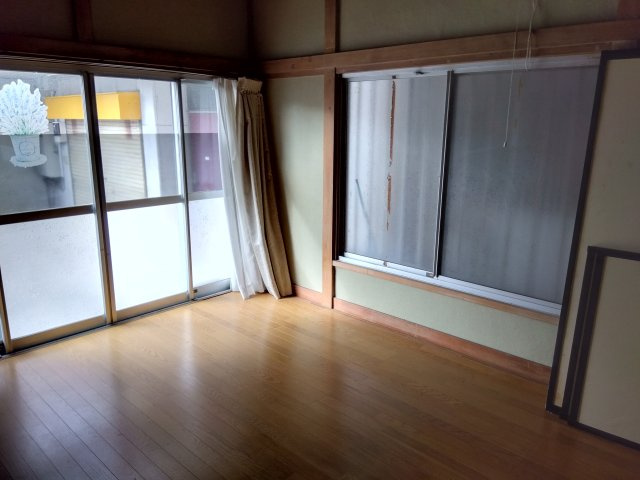 レアールマンションアキタ3　田方郡函南町畑毛の洋室|二面採光なので日差しがたっぷり入ります。また風通しが良く解放感もあります。
