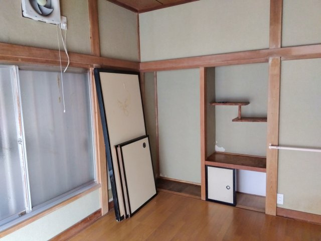 レアールマンションアキタ3　田方郡函南町畑毛の洋室|備え付けの棚があるのでちょっとした小物も置けます。