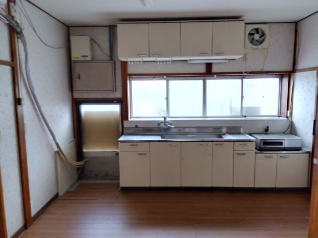 レアールマンションアキタ3　田方郡函南町畑毛のキッチン|キッチンに窓があり明るく開放的です
