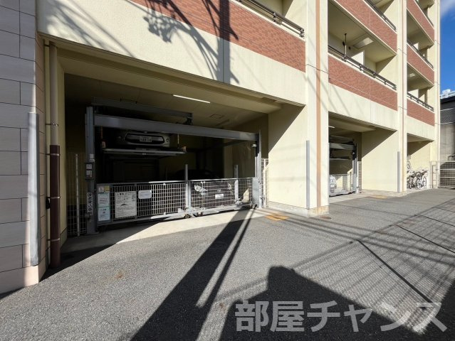 レジデンス金山スクエアの駐車場
