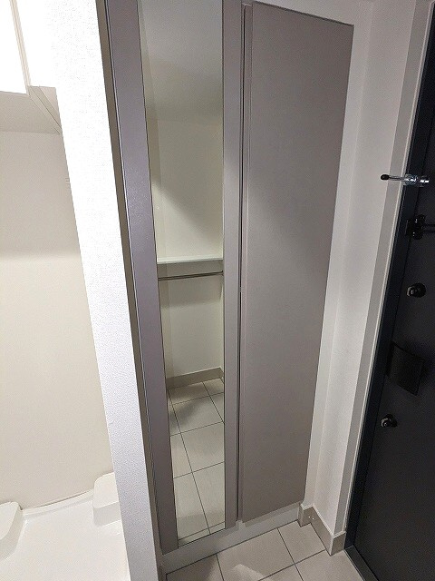 Urbanex KURAMAE RESIDENCEの設備|姿見鏡付き、傘入れ付きの収納豊富なトールタイプのシューズBOXです、人感センサー付き玄関ライト、コートフックとパイプハンガー付きの玄関です