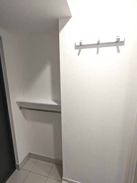 Urbanex KURAMAE RESIDENCEの設備|姿見鏡付き、傘入れ付きの収納豊富なトールタイプのシューズBOXです、人感センサー付き玄関ライト、コートフックとパイプハンガー付きの玄関です