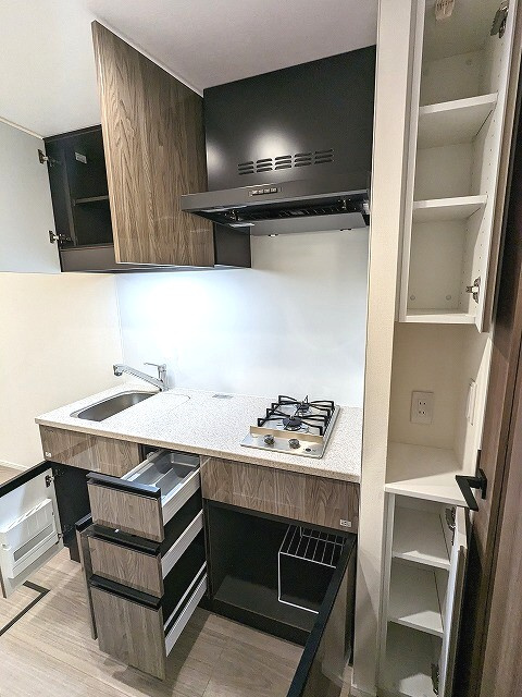 Urbanex KURAMAE RESIDENCEの設備|ガス2口システムキッチン、広々のシンクです、収納も豊富です