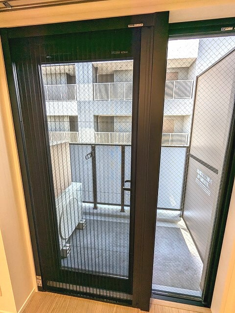 Urbanex KURAMAE RESIDENCEの設備|網戸は室内側にスライド収納出来て清潔です