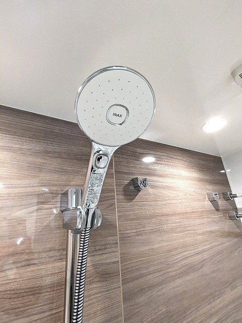 Urbanex KURAMAE RESIDENCEの設備|追焚オートバス、浴室換気乾燥機、浴室TV付、大型のシャワーヘッドです