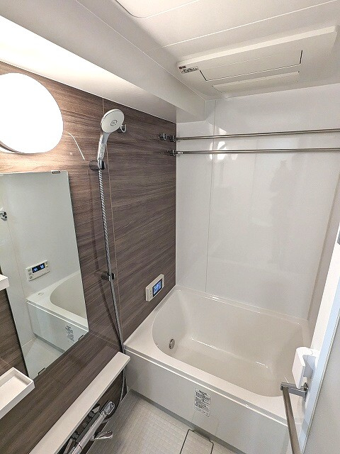 Urbanex KURAMAE RESIDENCEの浴室|追焚オートバス、浴室換気乾燥機、浴室TV付、大型のシャワーヘッドです