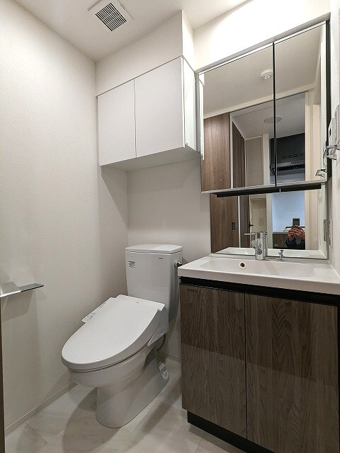 Urbanex KURAMAE RESIDENCEの洗面所|2面鏡付、ハンドシャワー付独立洗面台、スマホホルダー付温水洗浄便座です