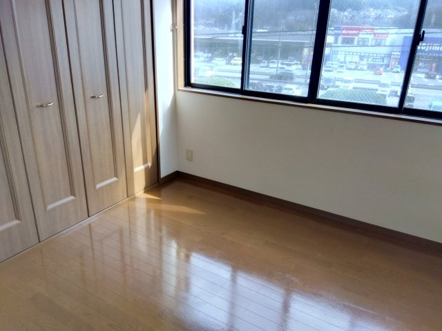 レアールマンションAKITAⅠ　伊豆市修善寺の洋室|大きい窓から入るたっぷりの日差しが嬉しいですね。
