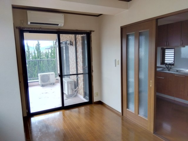 レアールマンションAKITAⅠ　伊豆市修善寺の洋室|大きい窓があるので明るい空間でのびのびと生活できます。
