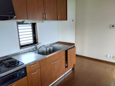 【キッチン】 | レアールマンションAKITAⅠ　伊豆市修善寺 | 調理スペースが広々としているので楽しくお料理出来ますね。
