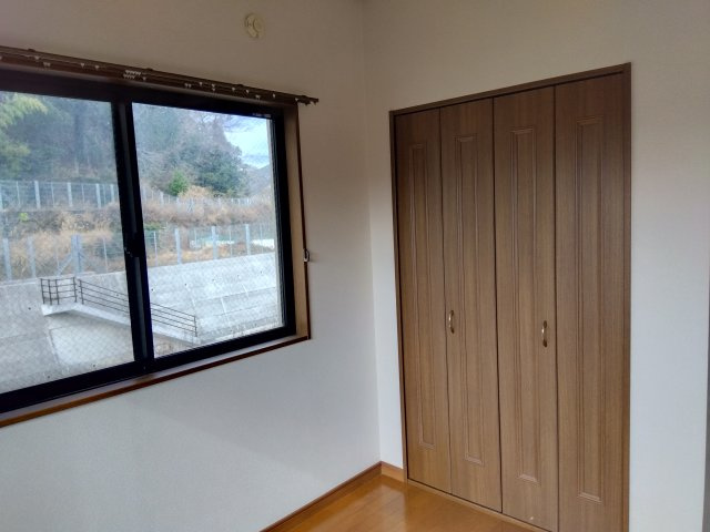 レアールマンションAKITAⅠ　伊豆市修善寺の洋室|収納スペースもたくさんあるので買い置きもたっぷり出来ます。
