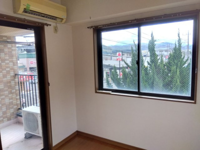 【洋室】 | レアールマンションAKITAⅠ　伊豆市修善寺 | 二面採光なので日差しがたっぷり入ります。また風通しが良く解放感もあります。
