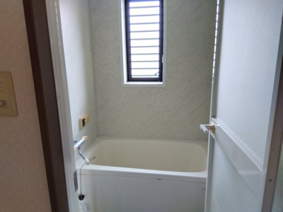 【浴室】 | レアールマンションAKITAⅠ　伊豆市修善寺 | 窓があるので明るい室内です。タイルが白いので広く感じます。

