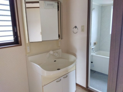 【独立洗面台】 | レアールマンションAKITAⅠ　伊豆市修善寺 | 独立洗面台があるので収納スペースも多くあります。
