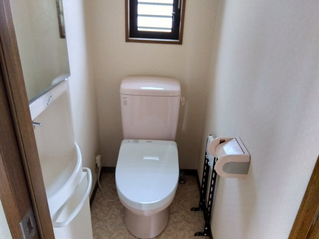 レアールマンションAKITAⅠ　伊豆市修善寺のトイレ|トイレには窓があり明るい室内です。壁紙が白なので空間が広く感じます。

