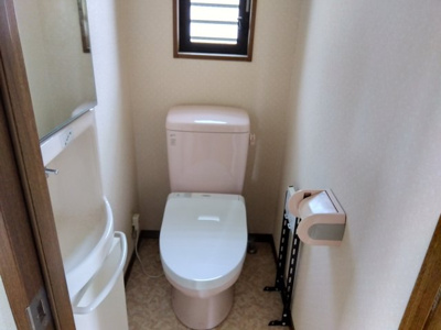 【トイレ】 | レアールマンションAKITAⅠ　伊豆市修善寺 | トイレには窓があり明るい室内です。壁紙が白なので空間が広く感じます。

