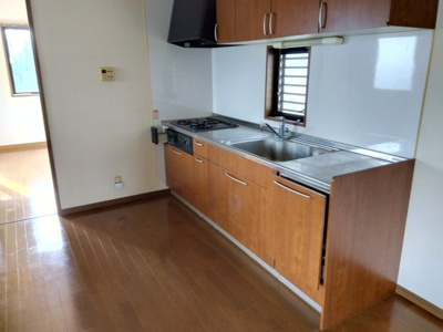 【キッチン】 | レアールマンションAKITAⅠ　伊豆市修善寺 | キッチンには窓があり明るく開放的です。壁付けキッチンなので集中してお料理出来ますね。