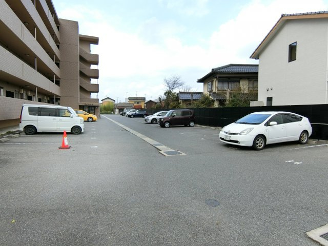 ピアコートBの駐車場