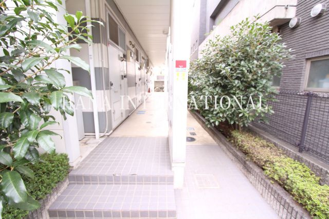 レオパレスシャロームのエントランス