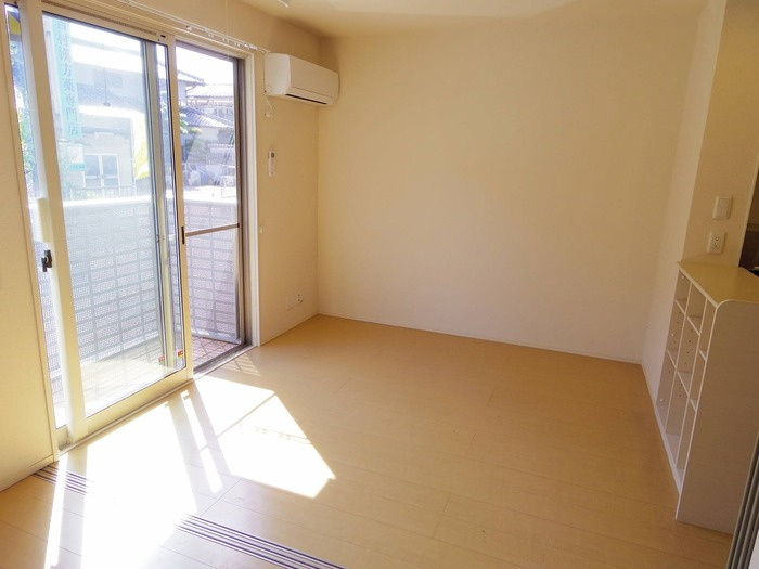 伊佐山ハイツの居間・リビング|リビング全景