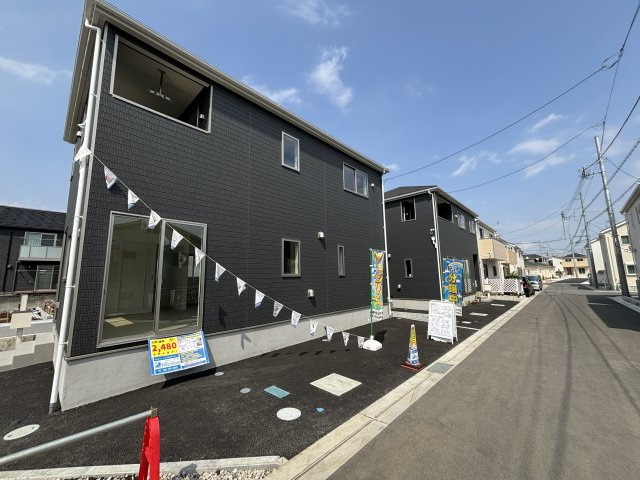 愛川町中津　新築全6棟　車2台駐車可　シャッター付　南側ルーフバルコニー　の前面道路含む現地写真