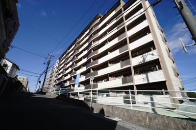 【外観】 | 【上質リノベ】ヒューマンズプラザ青崎 | 【耐震性】
耐震性の高さを判断するポイントは、
建築確認申請日が1981年6月1日以降の
新耐震基準に適合しているかどうか。
震度６程度の大地震でも
建物が崩壊しないレベルが基準になりました。