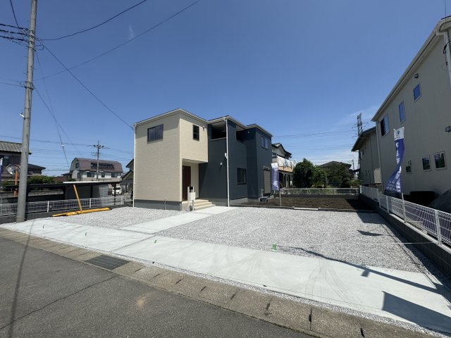 新築　高崎市下小塙第3　Livele Garden.S　1号棟の駐車場|現地写真　 駐車スペース広々！並列で4台置けます♪					
