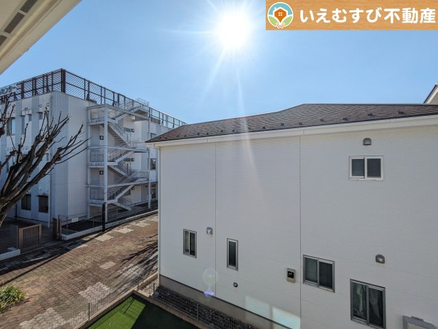 深谷市上柴町西　中古戸建の展望|高い建物が無く開放感のある展望
バルコニーからの展望も開けていて閑静な住宅地が望めます。日当りも良いですね♪