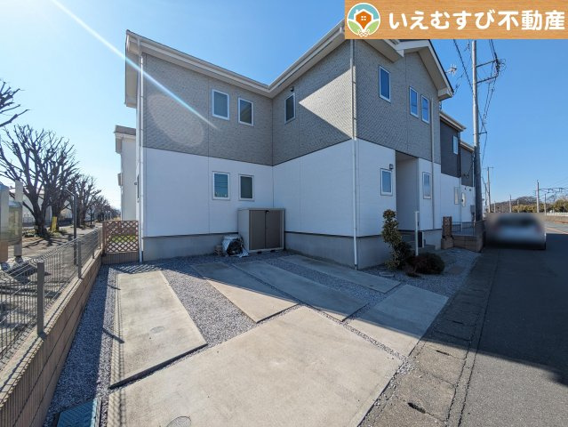 深谷市上柴町西　中古戸建の駐車場|2台駐車可能なスペース完備
しっかり舗装してある駐車スペースで天気が悪く足元が悪い日でも乗り降りしやすい♪