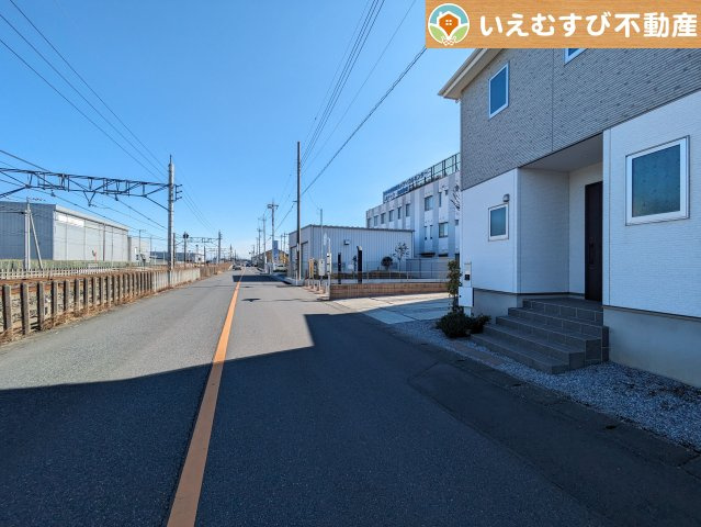 深谷市上柴町西　中古戸建の前面道路含む現地写真|安心の広々8ｍ前面道路
間口が広くお車の出し入れも問題なく行えるスペースが確保されています♪
