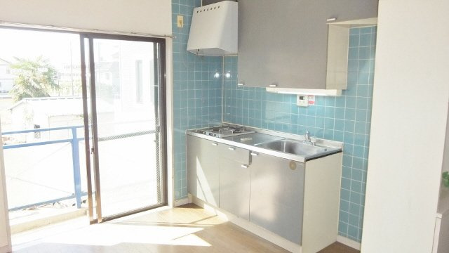 ブルースカイ原木の居間・リビング|明るい室内です