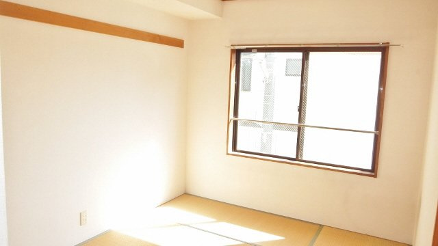 ブルースカイ原木の居間・リビング|明るい室内です