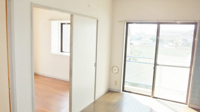 ブルースカイ原木の居間・リビング|4.5帖キッチン部分です☆