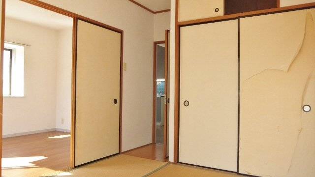 ブルースカイ原木の寝室|和室６帖