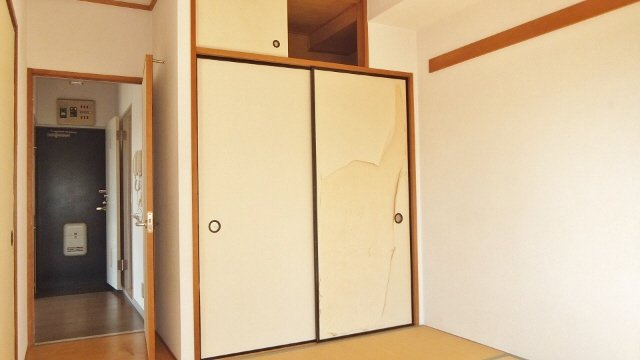 ブルースカイ原木の収納|天袋付収納です