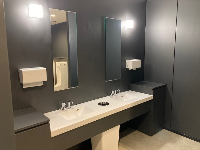 都城市高城町穂満坊の事務所のトイレ|男性用トイレです