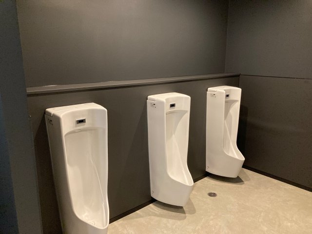 都城市高城町穂満坊の事務所のトイレ|男性用トイレです