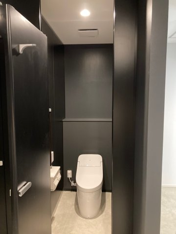 都城市高城町穂満坊の事務所のトイレ|男性用トイレです