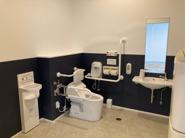 都城市高城町穂満坊の事務所のトイレ|多目的トイレです