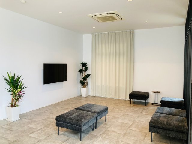 都城市高城町穂満坊の事務所のエントランス