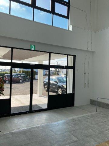 都城市高城町穂満坊の事務所のエントランス