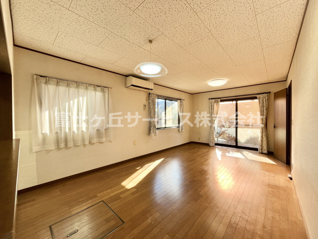 【居間・リビング】 | 磐田市城之崎　２キッチン中古住宅 | ゆったり過ごせる20.67帖のLDKです
