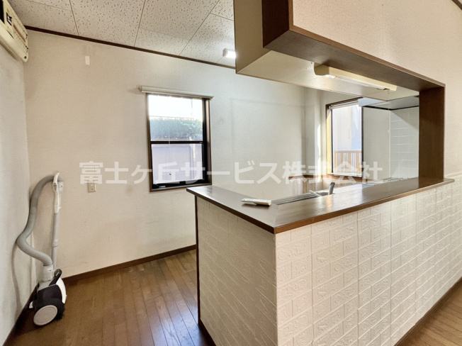 【ダイニング】 | 磐田市城之崎　２キッチン中古住宅 | 対面キッチンです